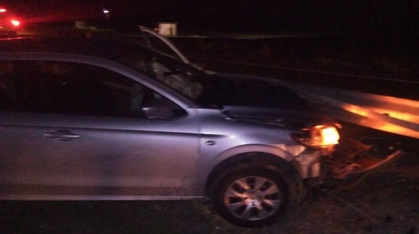 Otomobil Bariyerlere &Ccedil;arptı: 4 Yaralı