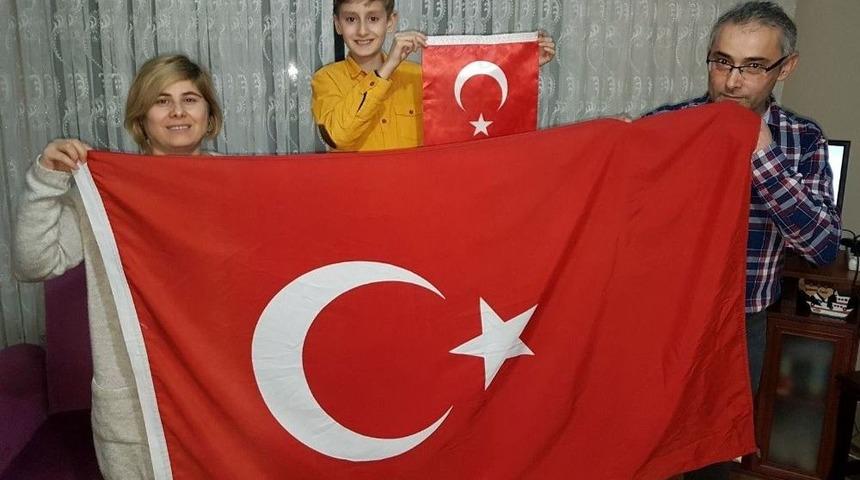 Afrin Harekatına T&uuml;rk Bayraklı Destek &Ccedil;ığ Gibi B&uuml;y&uuml;yor
