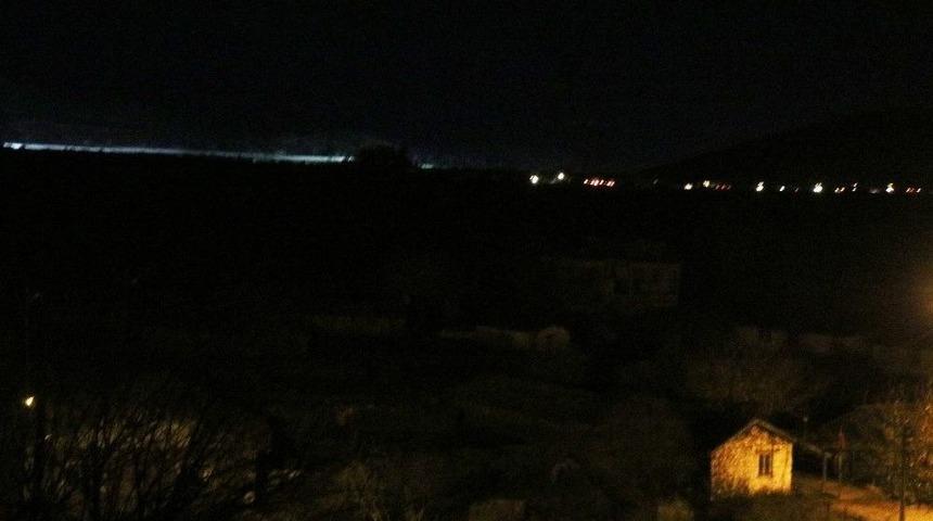 Ob&uuml;sler Pkk/pyd Hedeflerini Vuruyor, Tanklar Sınıra Yığılıyor