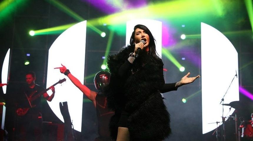 Mersin’de Kurtuluş Coşkusu Hande Yener Konseriyle Taçlandı
