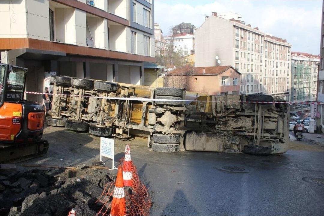 Kağıthane&rsquo;de Hafriyat Kamyonu Devrildi: 1 Yaralı