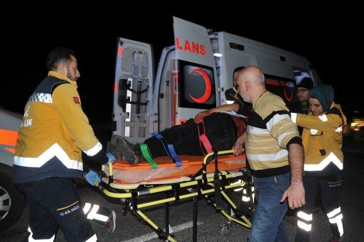 Traktör Römorkuna Çarpan Otomobil Hurdaya Döndü: 3 Yaralı G1