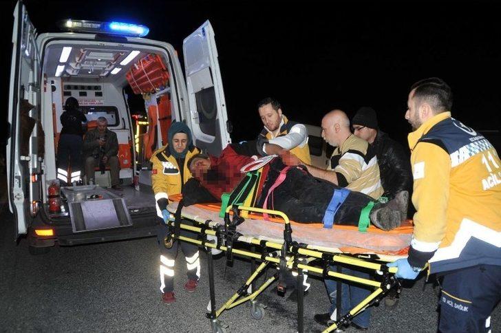 Traktör Römorkuna Çarpan Otomobil Hurdaya Döndü: 3 Yaralı G2