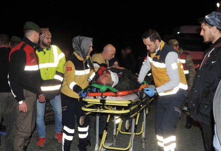 Traktör Römorkuna Çarpan Otomobil Hurdaya Döndü: 3 Yaralı G4