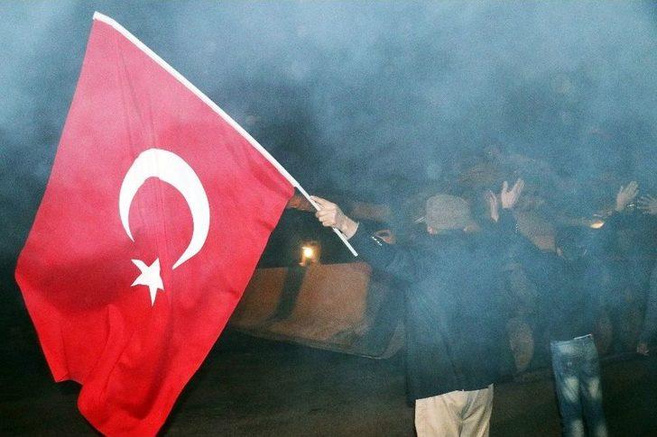 Köylüler Askerleri Bayrakla Karşılayıp Duayla Uğurladı G2