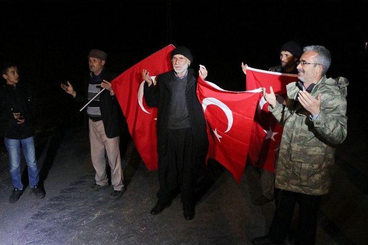 Köylüler Askerleri Bayrakla Karşılayıp Duayla Uğurladı G5