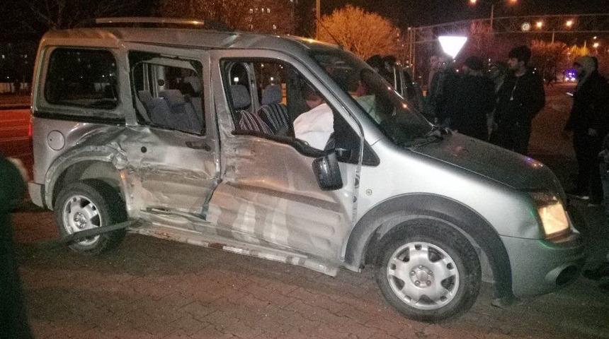 Konya&rsquo;da Tramvayla Hafif Ticari Ara&ccedil; &Ccedil;arpıştı: 3 Yaralı