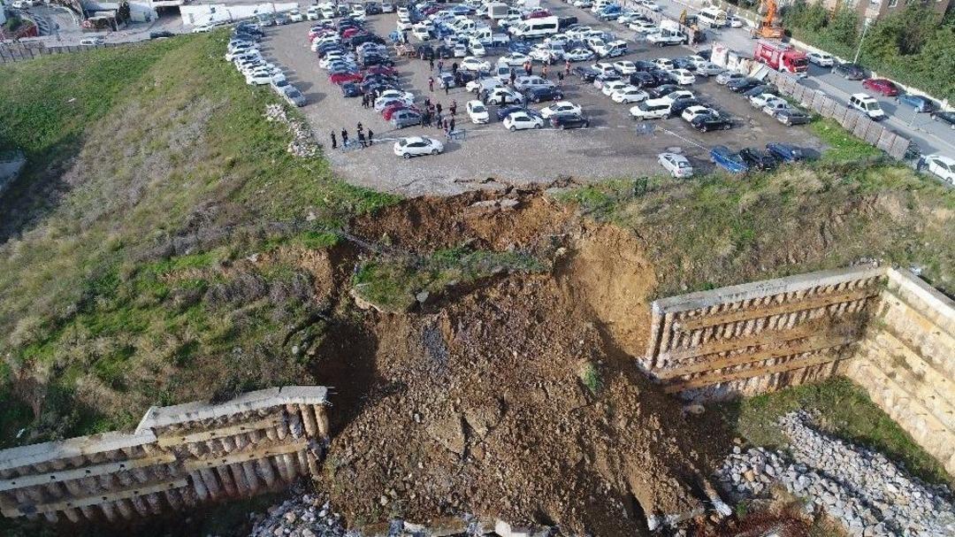 (&ouml;zel) Ataşehir&rsquo;deki Toprak Kaymasının Olduğu Alan Havadan G&ouml;r&uuml;nt&uuml;lendi