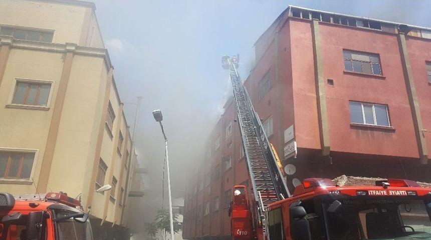 Zeytinburnu&rsquo;nda Sanayi Sitesinde Yangın