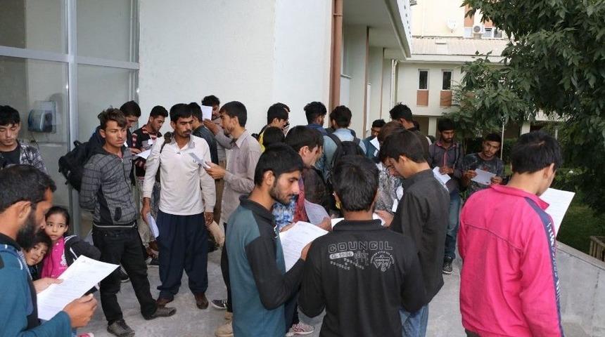 Erzincan&rsquo;da 125 Sığınmacı 50 Kişilik Otob&uuml;ste Yakalandı