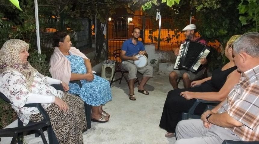 Balıkesirli Sanat&ccedil;ı Komşularına Mini Konser Verdi