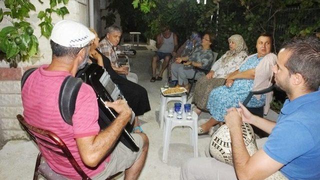 Balıkesirli Sanatçı Komşularına Mini Konser Verdi