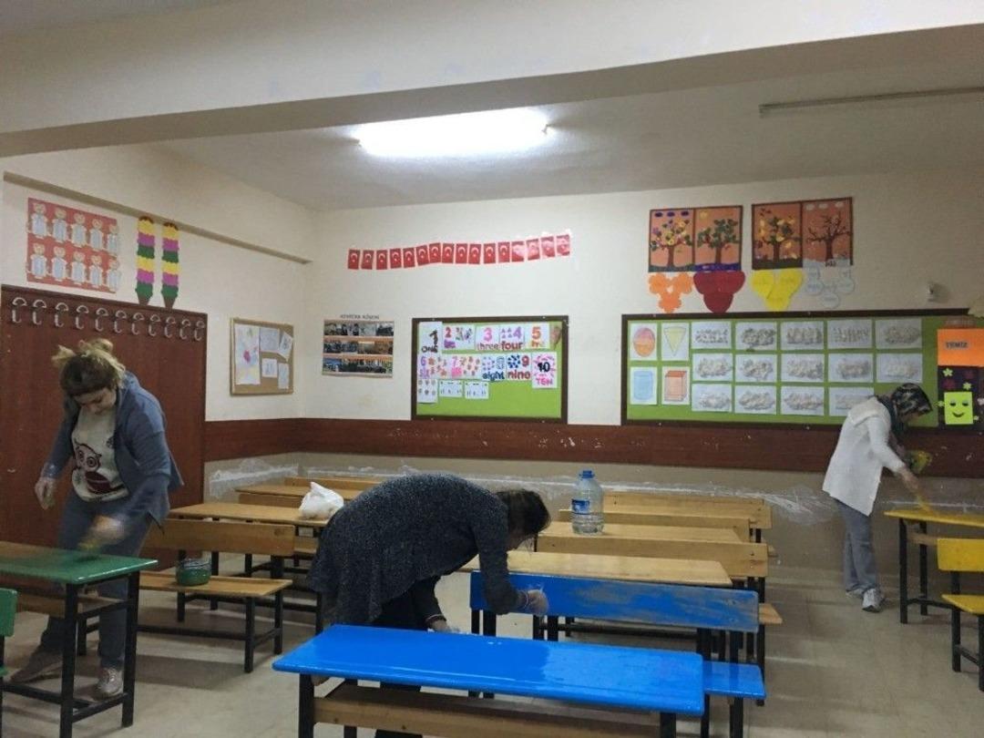 &Ouml;ğretmenler Boya Yapıp Tuvaletleri Temizliyor