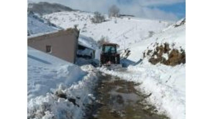 K&ouml;y Muhtarı Karla Kaplı Yolu Trakt&ouml;rle A&ccedil;tı