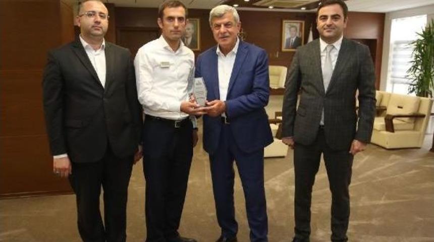 Çarptığı Köpeği Otobüse Alıp, Veterinere Teslim Eden Sürücüye Bir Maaş Ikramiye