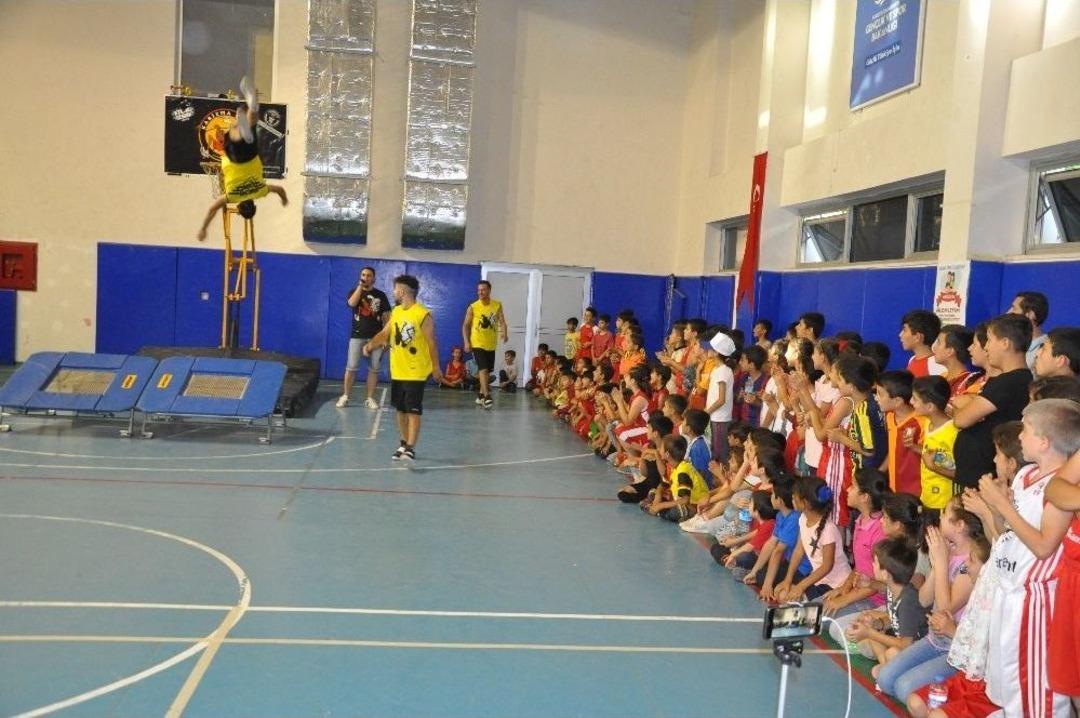 Ter&ouml;r Mağduru Şırnaklı &Ccedil;ocuklar, Akrobasi Basketbol G&ouml;sterisinde G&ouml;n&uuml;llerince Eğlendi