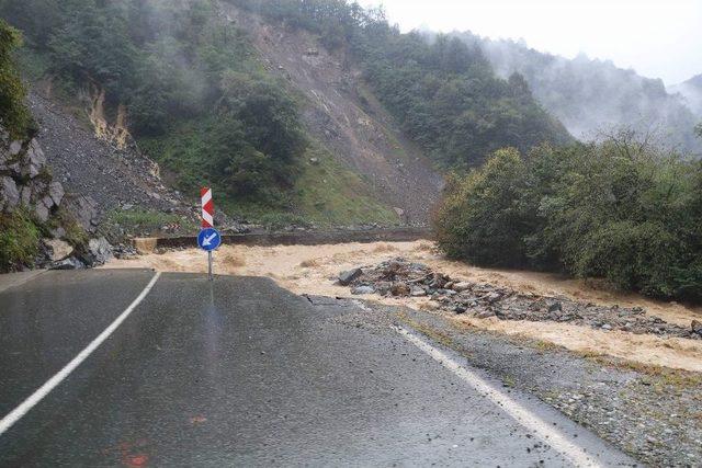 Rize Valisi Erdoğan Bektaş Yaşanan Sel Ve Heyelanlarla İlgili Açıklama Yaptı