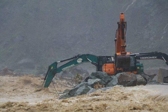 Rize Valisi Erdoğan Bektaş Yaşanan Sel Ve Heyelanlarla İlgili Açıklama Yaptı