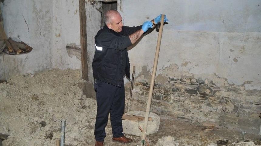 Kullanılmayan Binanın Bodrumunu Kazdılar