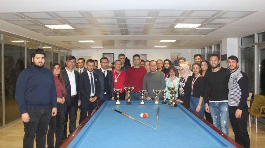 Bilardo Şampiyonları Madalyalarını Aldı