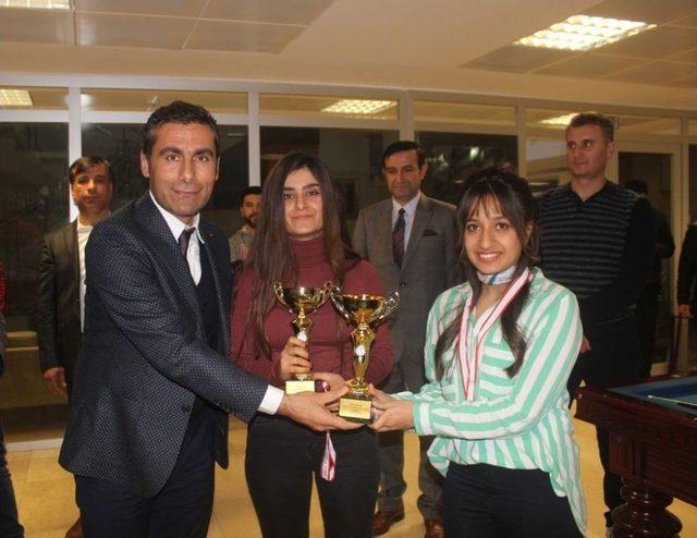 Bilardo Şampiyonları Madalyalarını Aldı