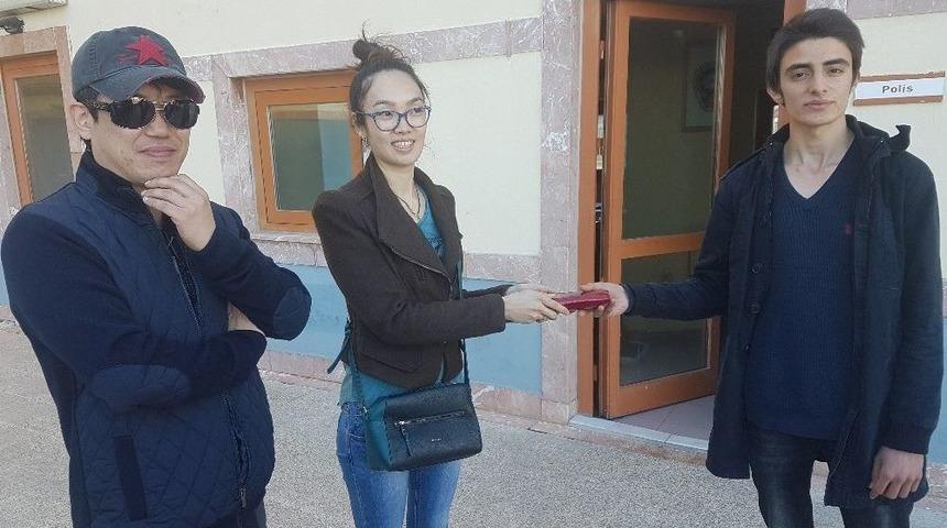 Minib&uuml;ste Bulduğu 10 Bin Lirayı &Ouml;zbek Turistlere Teslim Etti