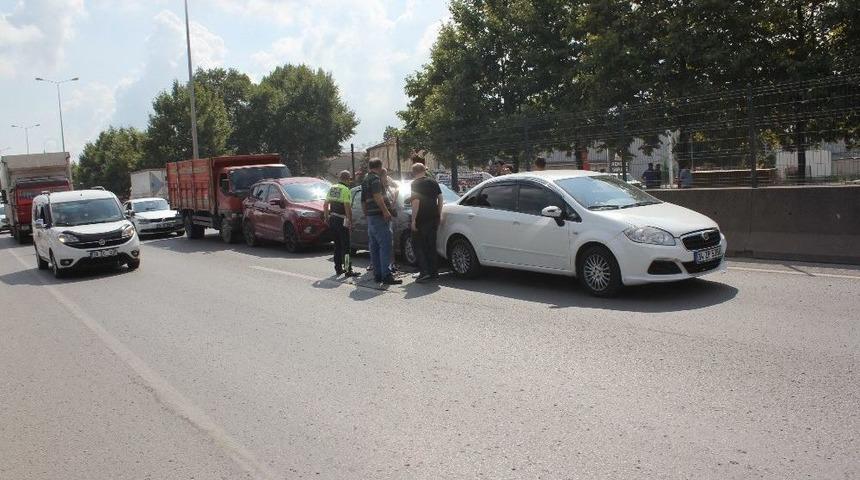 Tıra Yol Vermek İçin Duran 5 Araç Birbirine Girdi