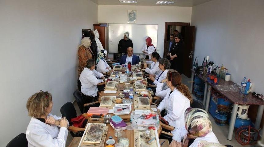 &Uuml;mraniyeli Kadınlar Altın Ve G&uuml;m&uuml;ş&uuml; Değerli Eşyaya D&ouml;n&uuml;şt&uuml;r&uuml;yor