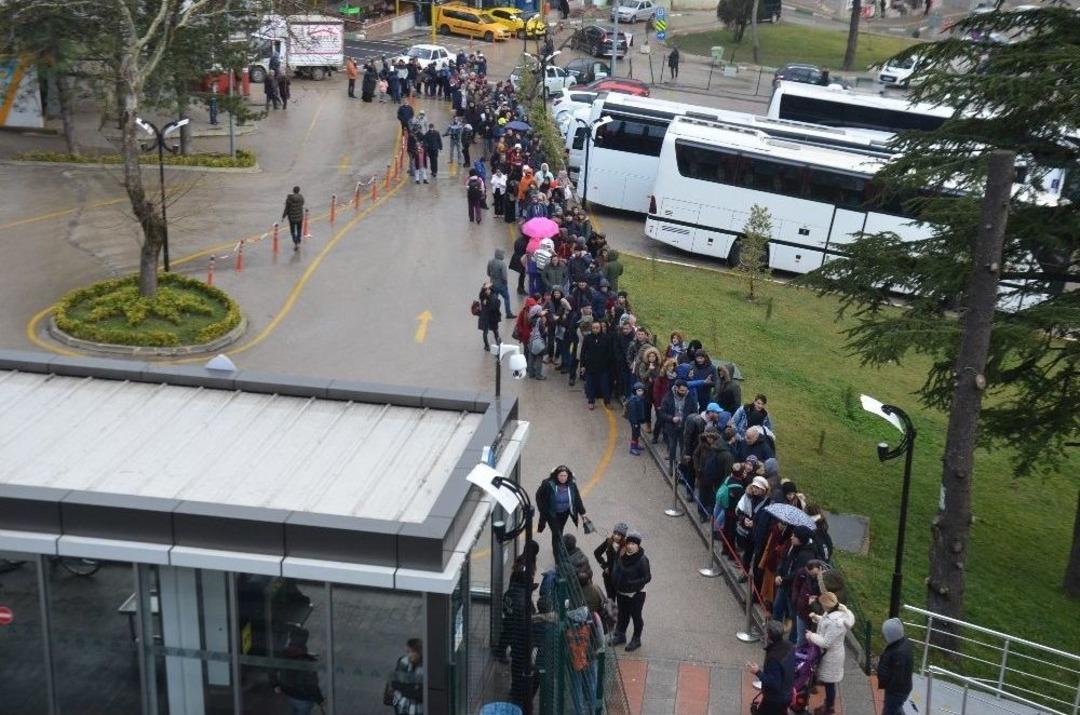 Uludağ&rsquo;da Kar Yolları Kapadı, Tatilciler Teleferiğe H&uuml;cum Etti