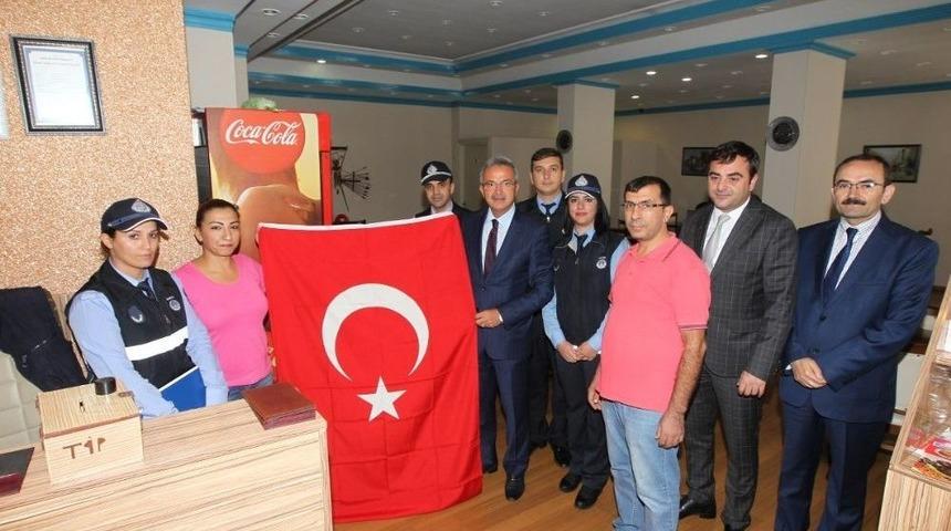 Başkan K&ouml;şker&rsquo;den Esnaflara Bayrak Hediyesi