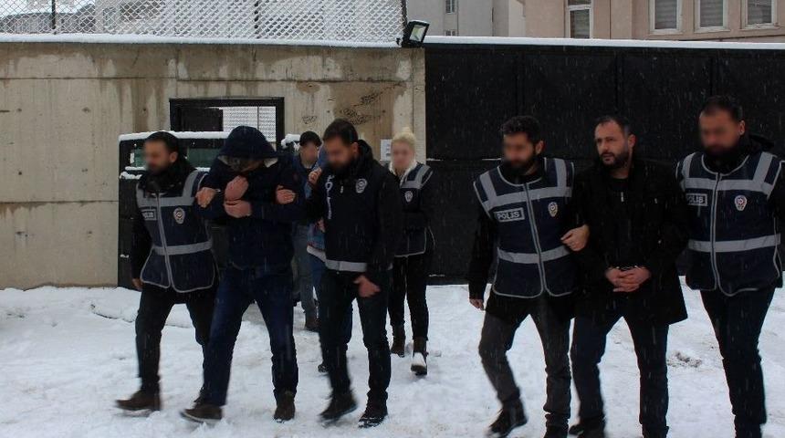 Van’da 1.8 Milyon Liralık Vurgun Yapan Dolandırıcılar Tutuklandı