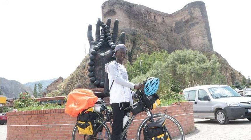 Bisikletiyle T&uuml;rkiye Turuna &Ccedil;ıkan Senegalli Mustafa Oltu&rsquo;da