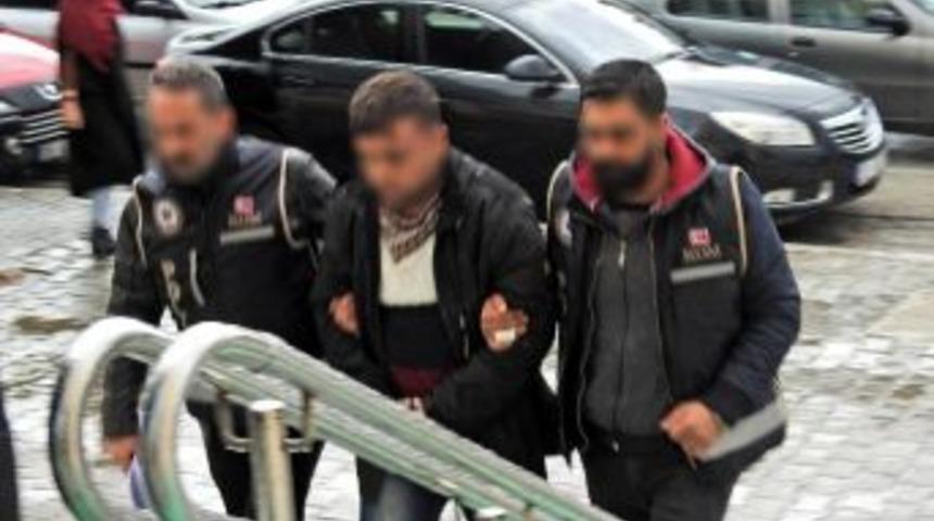 &Ccedil;eşme&rsquo;de İki İnsan Ka&ccedil;ak&ccedil;ılığı Ş&uuml;phelisi 31 G&ouml;&ccedil;menle Yakalandı