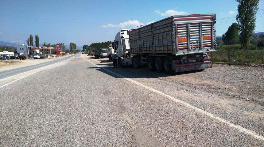 Yol Kenarına Park Eden Kamyon Ve Tırlar Trafik Güvenliğini Tehlikeye Sokuyor