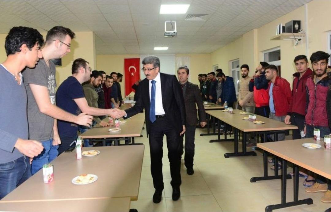 Vali Bilmez, Kyk Yurdunda &Uuml;niversite &Ouml;ğrencileriyle Buluştu