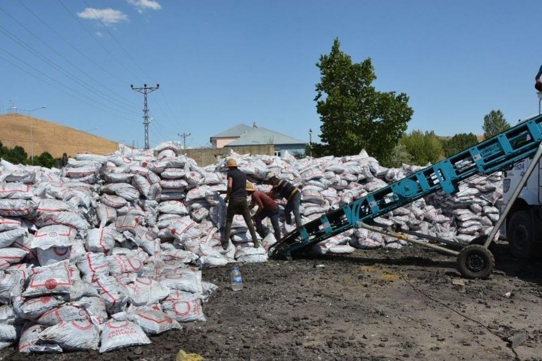 Patnos&rsquo;ta Dar Gelirli Ailelere Y&ouml;nelik K&ouml;m&uuml;r Yardımı