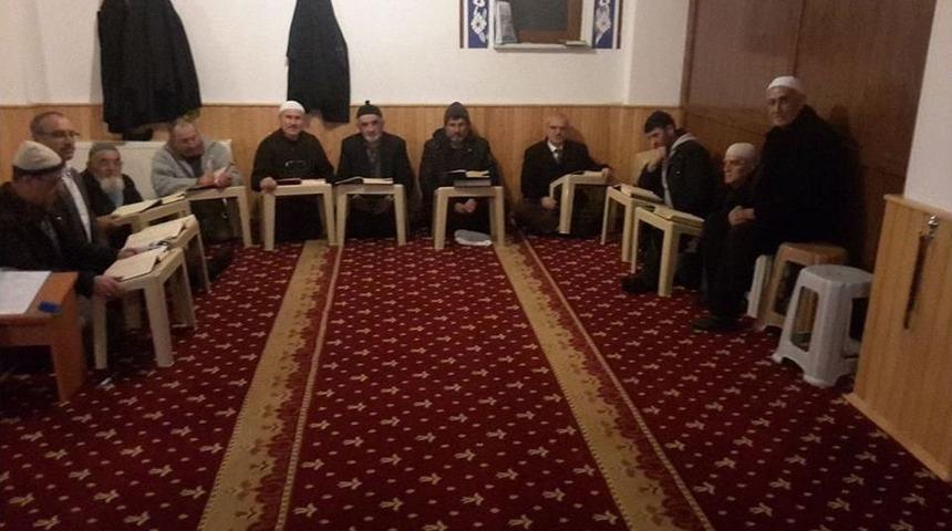 Cami Cemaati, Kur’an-ı Kerim Öğreniyor