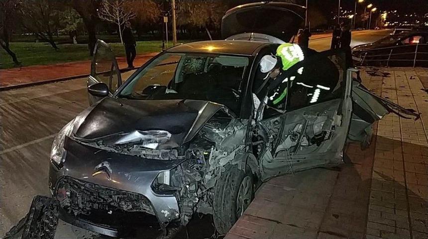 Yoldan &Ccedil;ıkan Otomobil Denize U&ccedil;maktan Son Anda Kurtuldu: 2 Yaralı