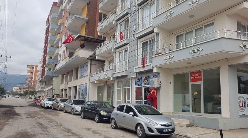 Hatay&rsquo;da Ev Ve İş Yerleri T&uuml;rk Bayraklarıyla S&uuml;slendi