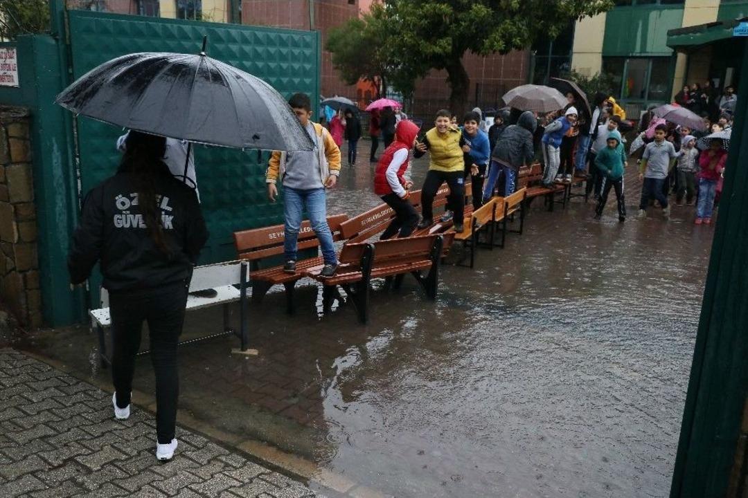 Adana&rsquo;da Eğitime Yağmur Engeli