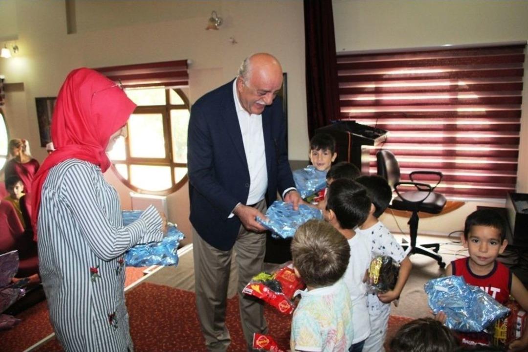 Başkan Seyfi Dingil&rsquo;den Kimsesiz &Ccedil;ocuklara Bayram Hediyesi