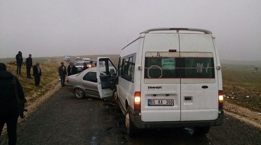 Diyarbakır&rsquo;da &Ouml;ğrenci Servisi İle Otomobil &Ccedil;arpıştı: 16 Yaralı