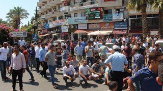 Kuşadası’nda Esnaf Kepenk İndirip, Yolu Kapattı