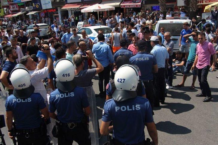 Kuşadası’nda Esnaf Kepenk İndirip, Yolu Kapattı G1