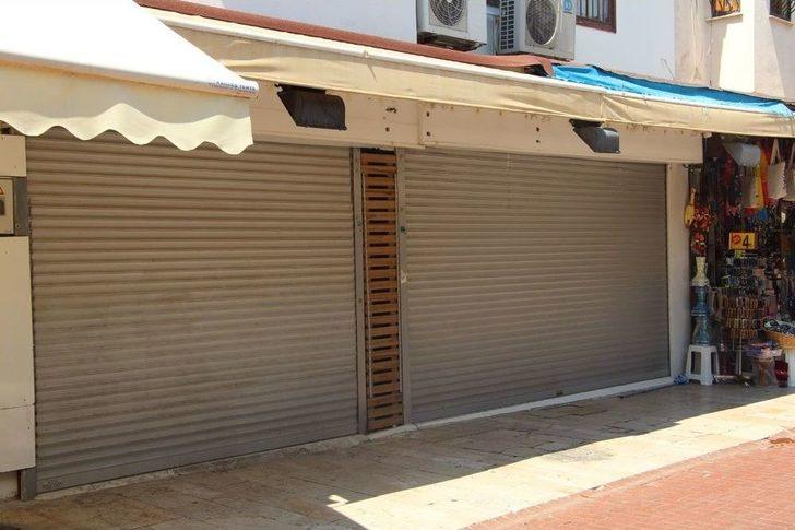 Kuşadası’nda Esnaf Kepenk İndirip, Yolu Kapattı G2