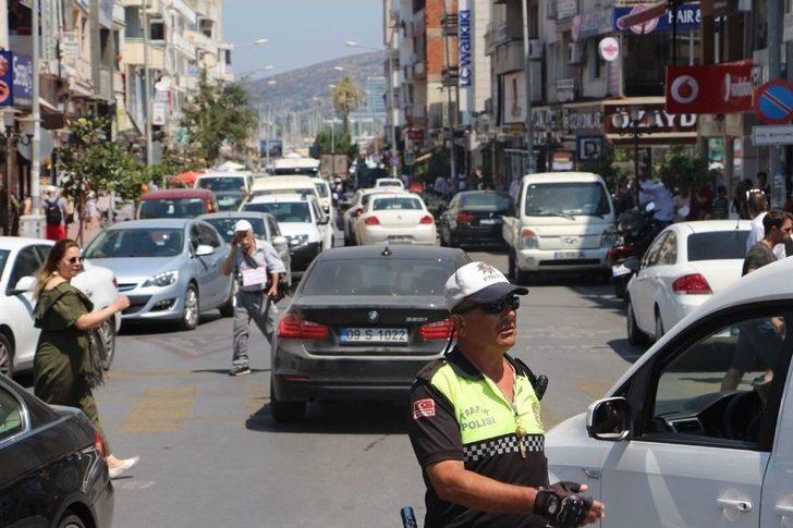 Kuşadası’nda Esnaf Kepenk İndirip, Yolu Kapattı G3