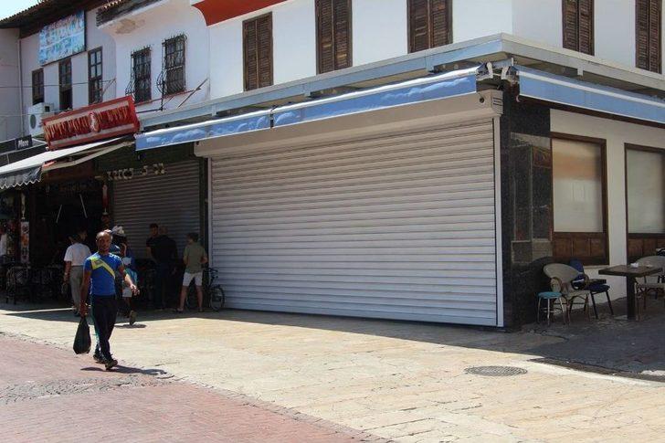 Kuşadası’nda Esnaf Kepenk İndirip, Yolu Kapattı G4