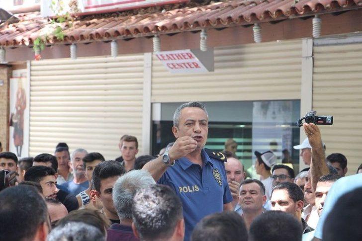 Kuşadası’nda Esnaf Kepenk İndirip, Yolu Kapattı G5