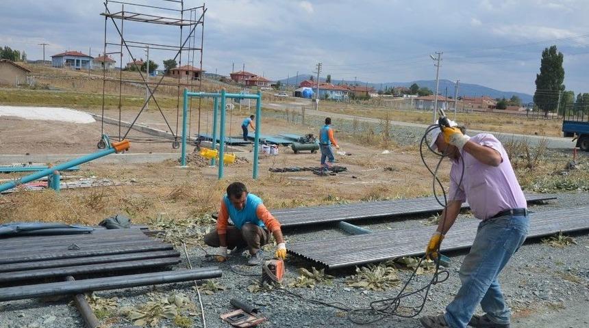 Seyitgazi Belediyesi Kara&ouml;ren&rsquo;e Halı Saha Yapıyor