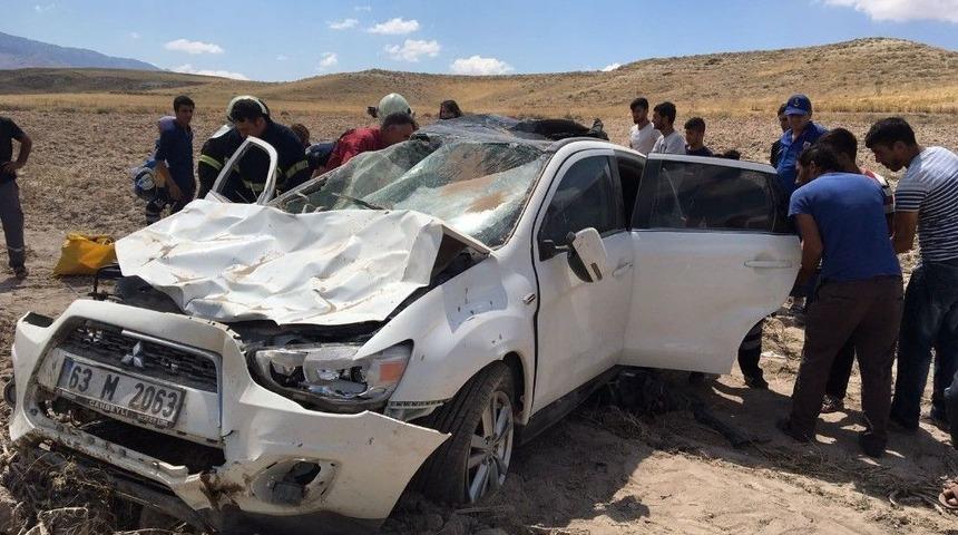 Kontrolden &Ccedil;ıkan Otomobil Şarampole Yuvarlandı: 5 Yaralı